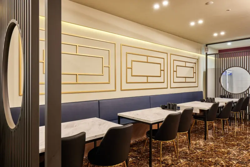 금장 몰딩이 돋보이는 프리미엄 차이니즈 레스토랑